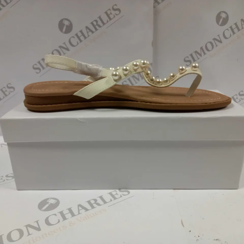 BOXED PAIR OF QUIZ FLAT SANDALS UK SIZE 6.5
