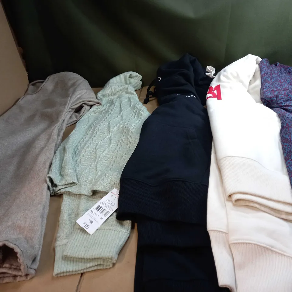 LOT OF APPROX 20 ASSORTED CLOTHING ITEMS VARYING IN SIZE/COLOUR/STYLE TO INCLUDE: TROUSERS, SKIRTS, TOPS