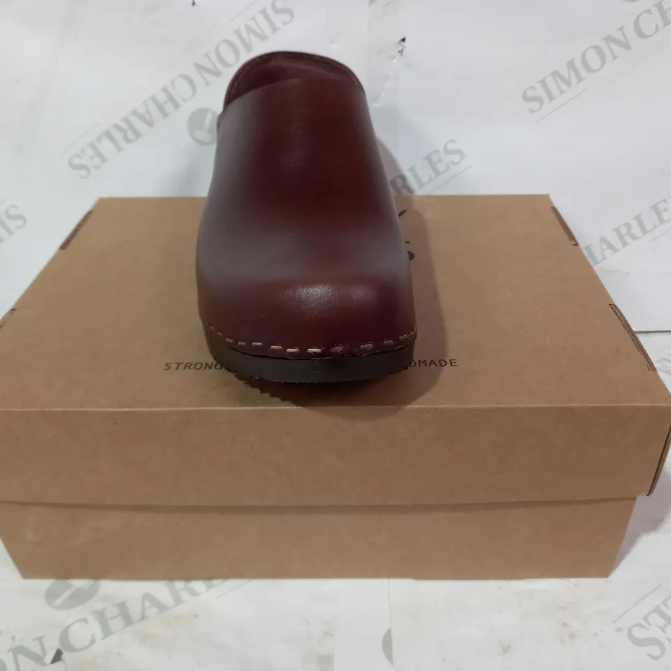 BOXED PAIR OF KITTY CLOGS LOW HEEL SHOES IN BROWN EU SIZE 40