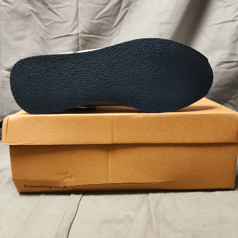 BOXED PAIR OF CROWN KING LEATHER LACE UP TRAINERS IN WHITE/NAVY UK 10