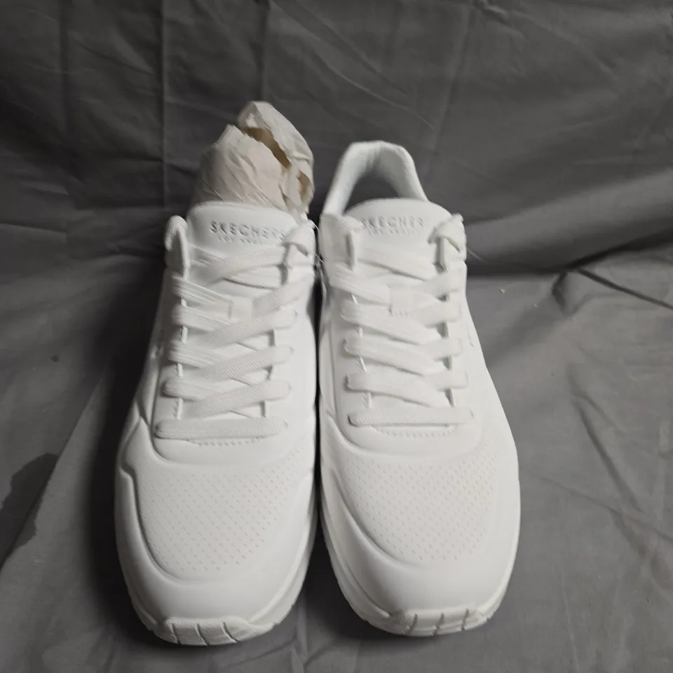 UNBOXED PAIR OF SKECHERS LOS ANGELES TRAINERS IN WHITE - UK SIZE 10.5