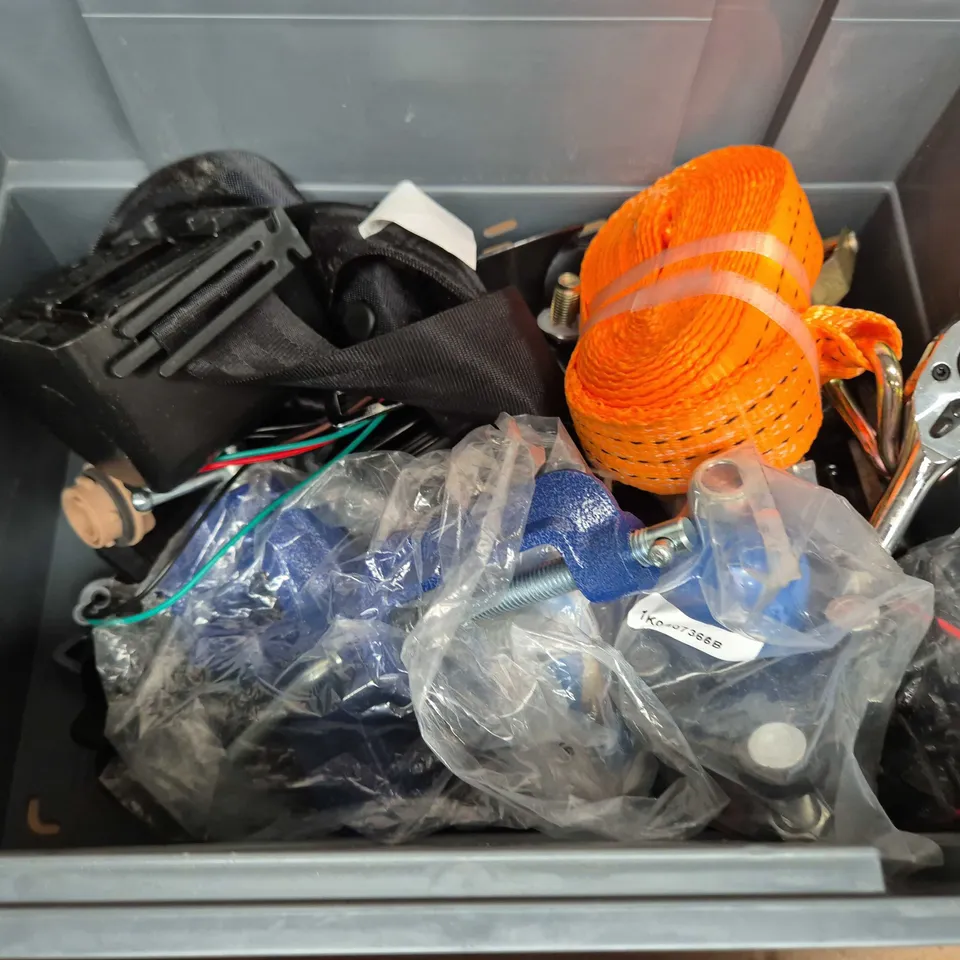 APPROXIMATELY 6 ASSORTED VEHICLE PARTS & ACCESSORIES