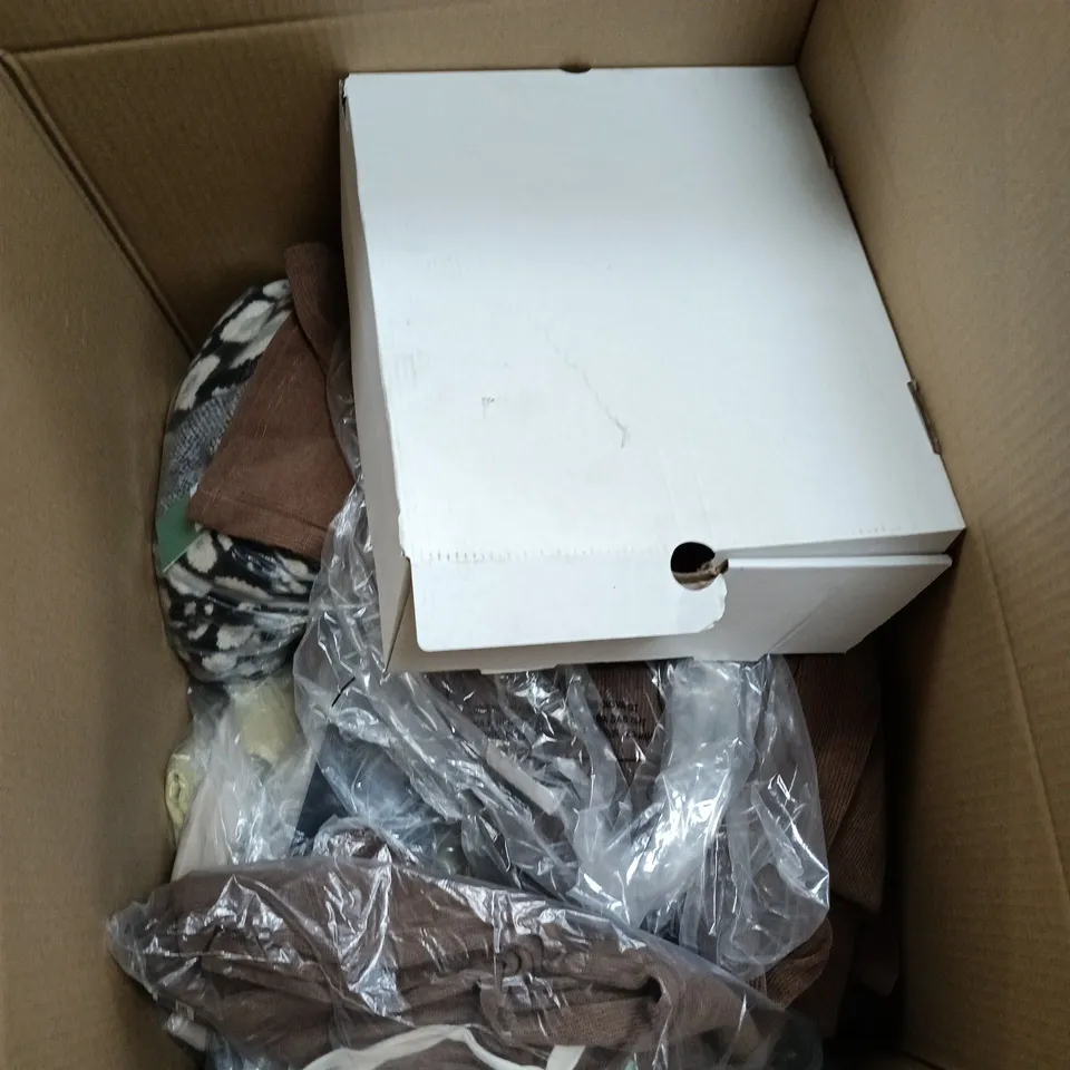 BOX OF APPROXIMATELY 20 ASSORTED ITEMS TO INCLUDE SHOE TREE COMFORT FOOTWEAR, MARLON BRA, CLOTHING ETC