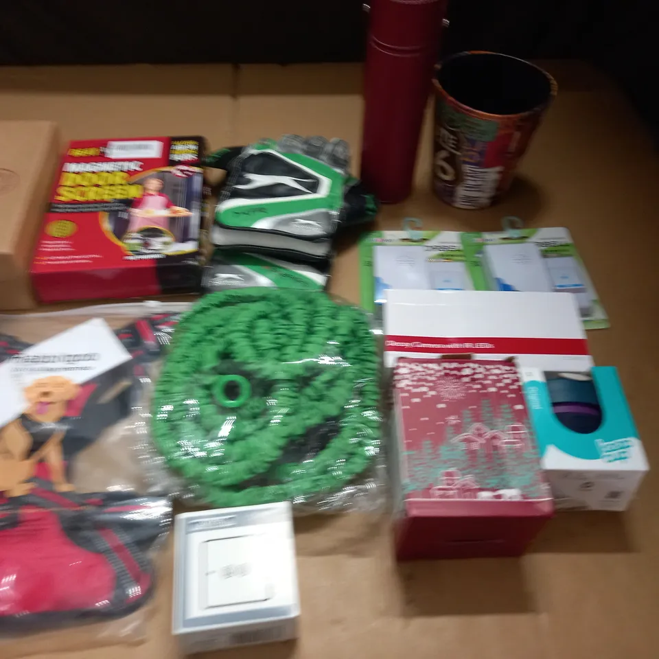 LARGE QUANTITY OF ASSORTED HOUSEHOLD ITEMS TO INCLUDE DOG HARNESS, DOOR SCREEN AND EXPANDING HOSE