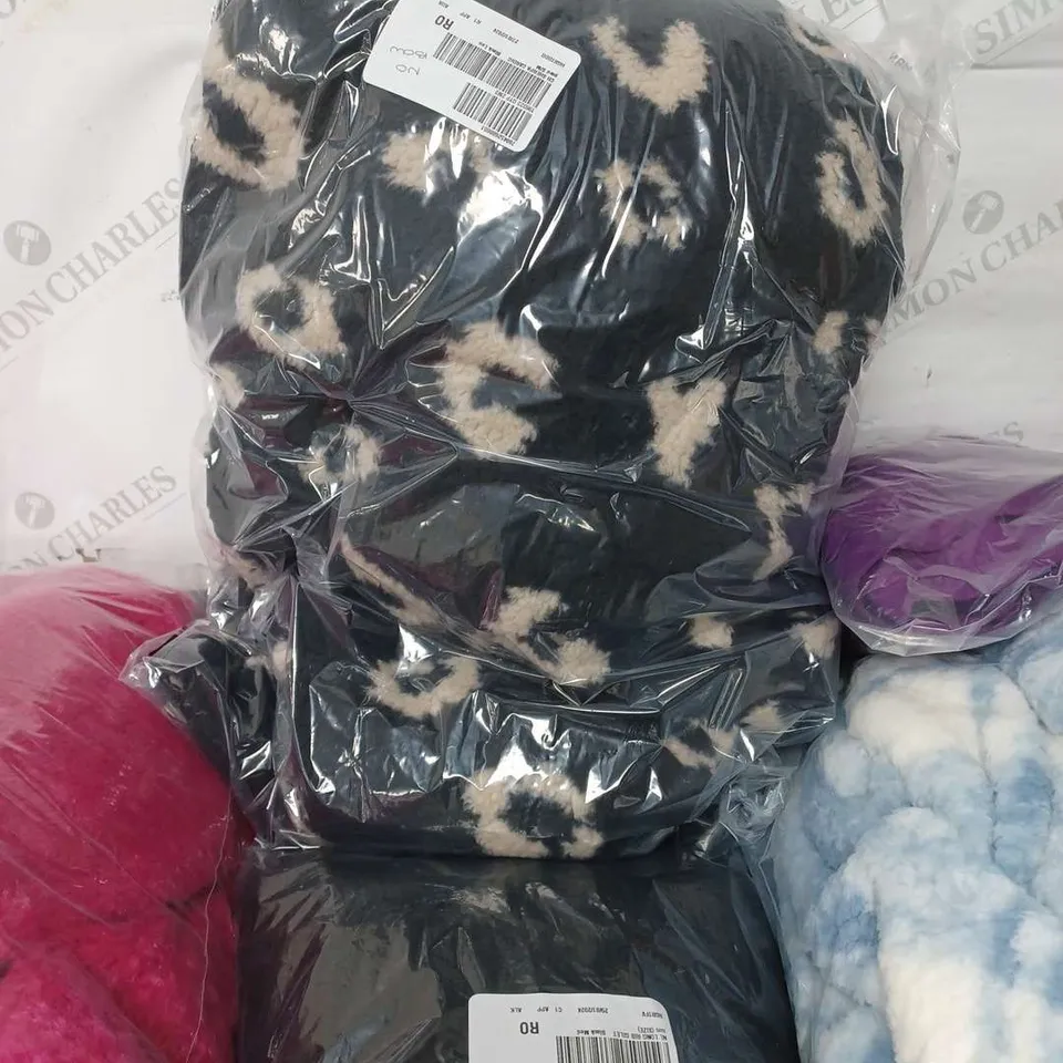 APRROX 15 DIFFERENT CLOTHING ITEMS INCLUDING COATS TOPS AND THROWS 