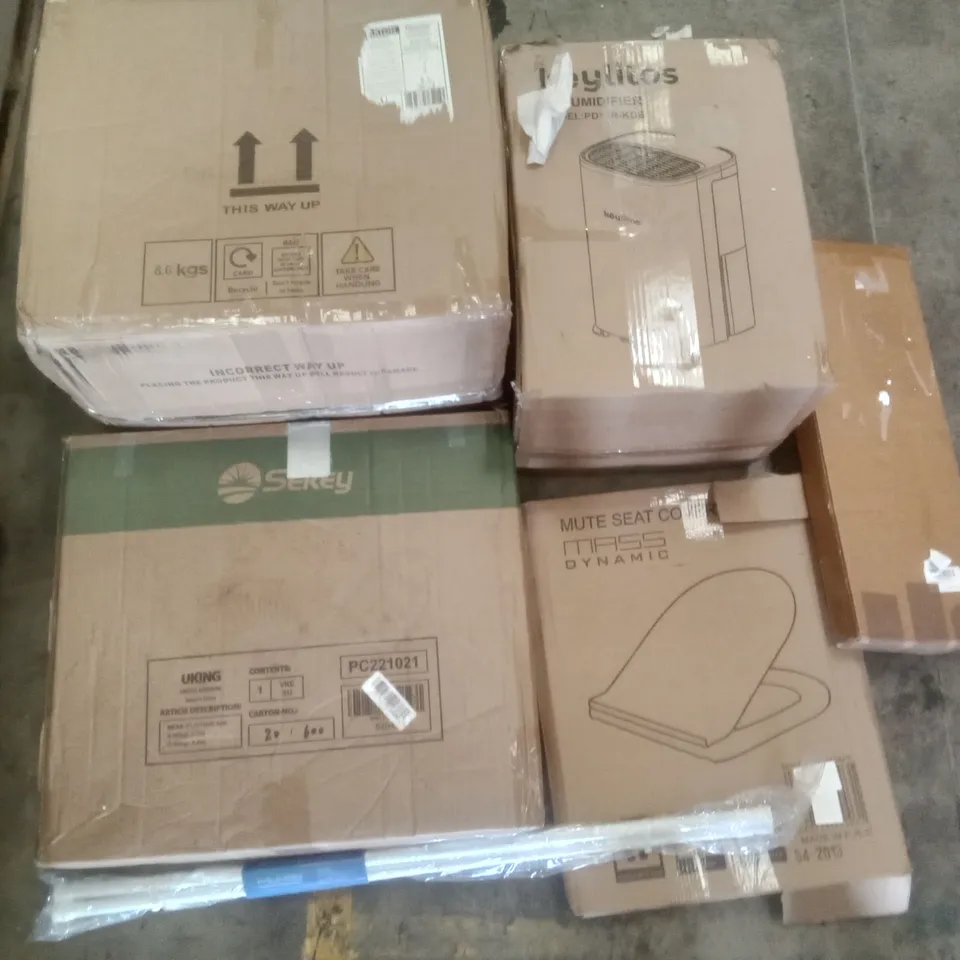 PALLET OF ASSORTED ITEMS INCLUDING MASS DYNAMIC TOILET SEAT, TENSION RODS, KEYLITOS DEHUMIDIFIER, HEIGHT ADJUSTABLE BAR STOOL, METAL GARDEN FENCE DECORATION, SEKEY PARASOL STANDS 