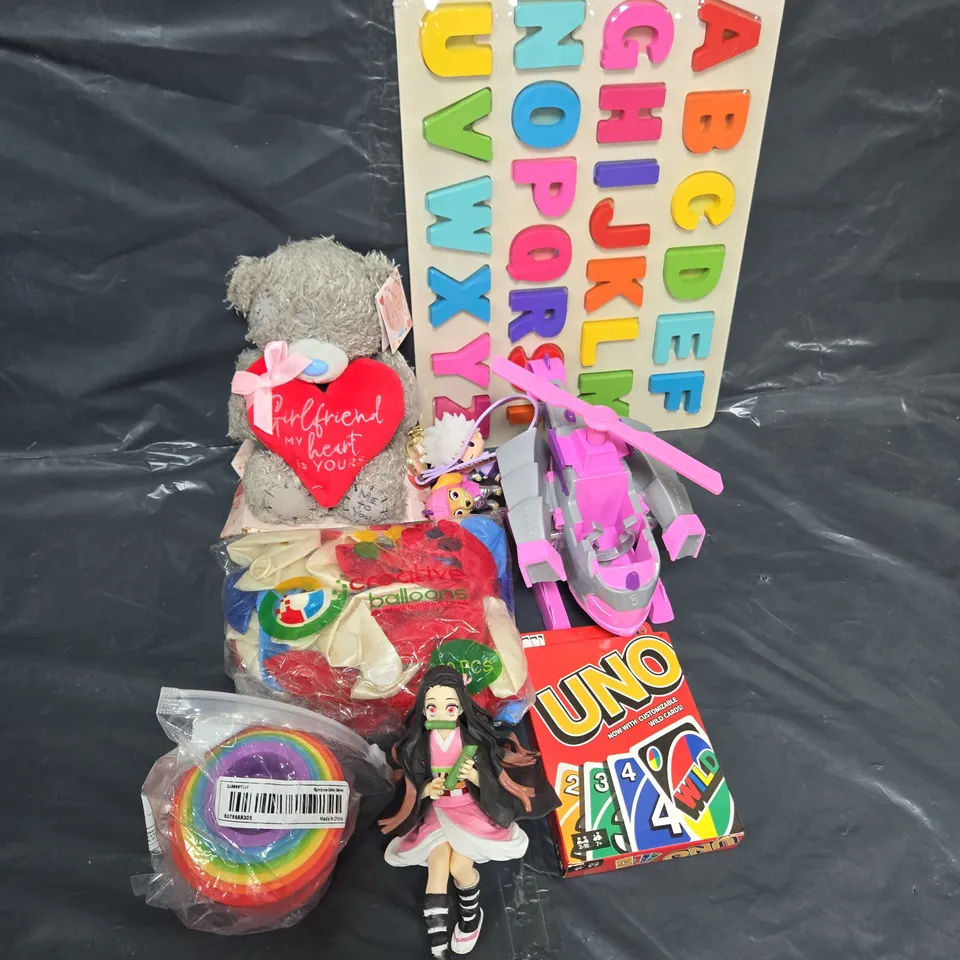 APPROXIMATELY 15 ASSORTED TOYS & GAMES TO INCLUDE UNO, BALLOONS AND TEDDIES