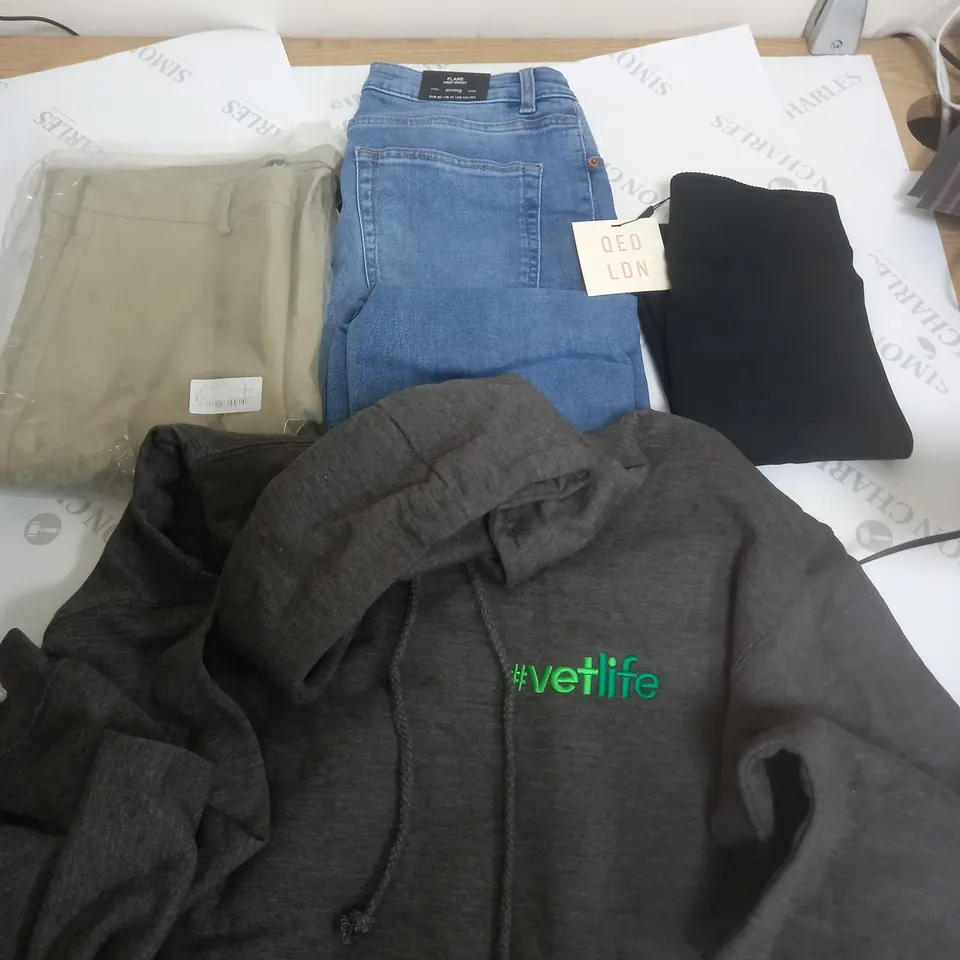 LOT OF APPROX 20 ASSORTED CLOTHING ITEMS AND ACCESSORIES TO INCLUDE; T-SHIRTS, JUMPERS , UNDERWEAR ETC