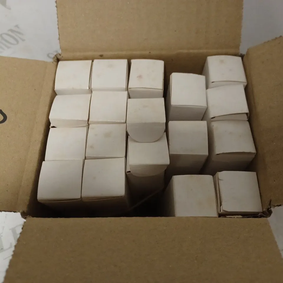 LOT OF APPROXIMATELY 18 SATIN LIPSTICKS IN 05 FLIRTING BROWN