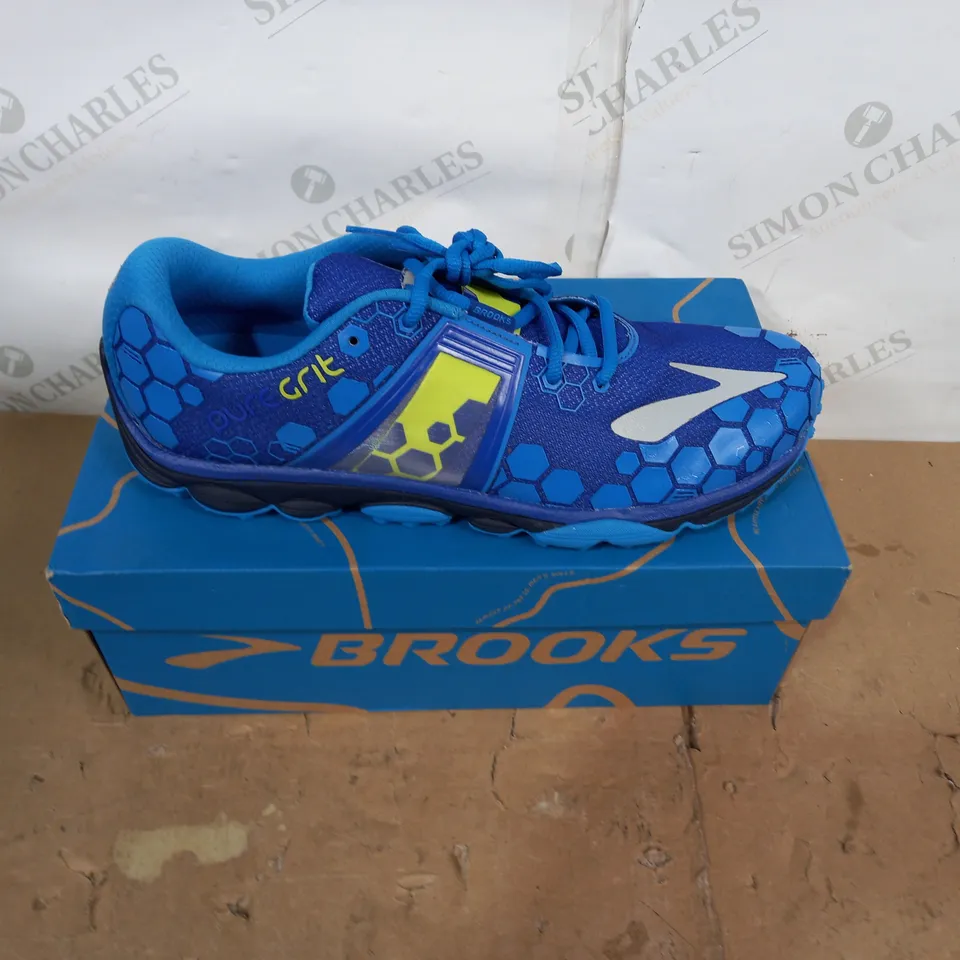 BOXED PAIR OF BROOKS PURE GRIT TRAINERS SIZE 12