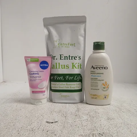 APPROXIMATELY 20 ASSORTED COSMETIC ITEMS INCLUDING VARIOUS MAKES AND BRANDS - COLLECTION ONLY