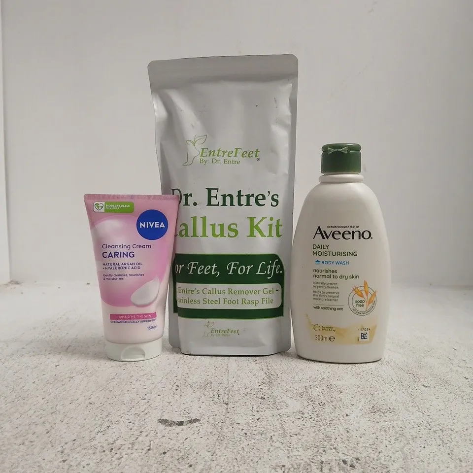 APPROXIMATELY 20 ASSORTED COSMETIC ITEMS INCLUDING VARIOUS MAKES AND BRANDS - COLLECTION ONLY