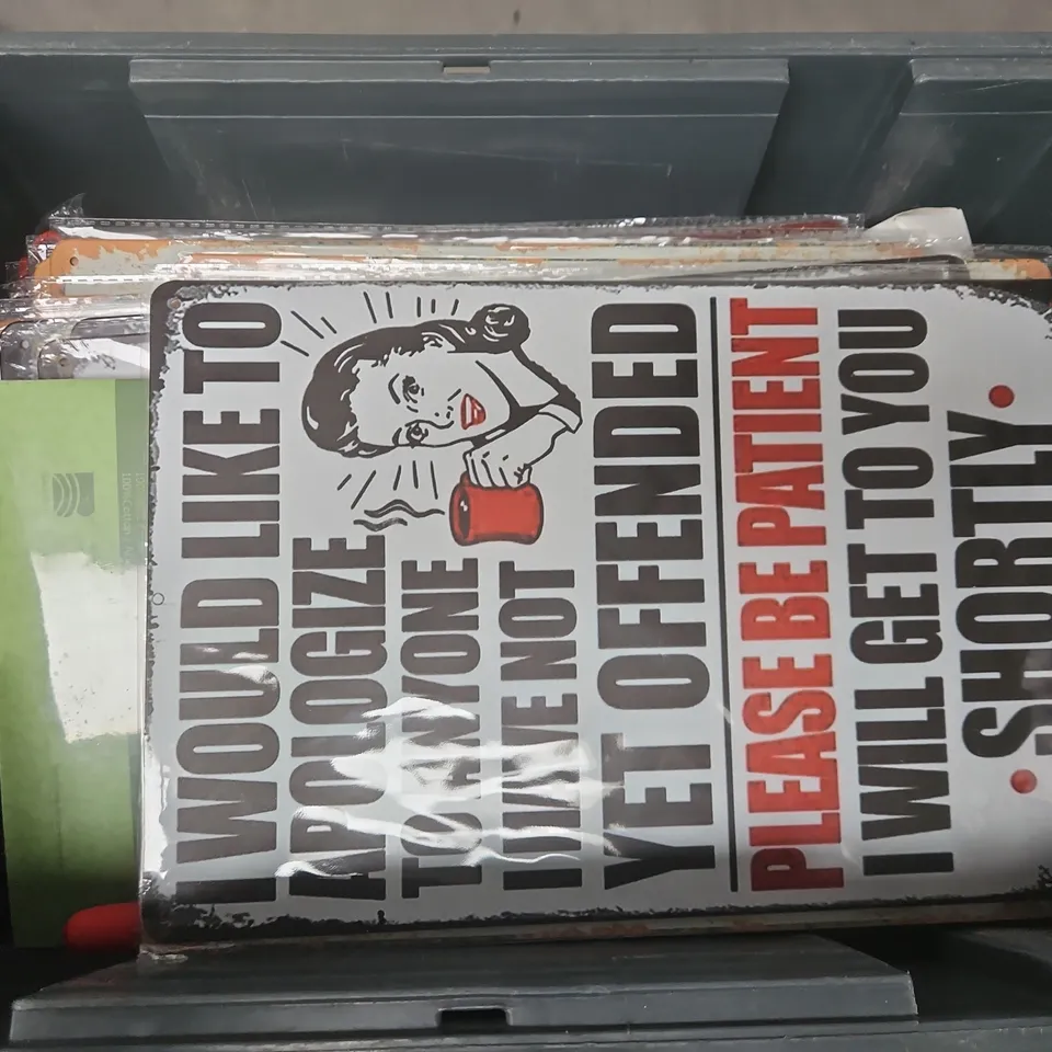 APPROXIMATELY 12 ASSORTED HOUSEHOLD ITEMS TO INCLUDE STAINLESS STEEL SURGICAL BLADES, HARRIS WALLS & CEILINGS 5 PACK, ACADEMY WATERCOLOR PAPER PAD, ETC - COLLECTION ONLY