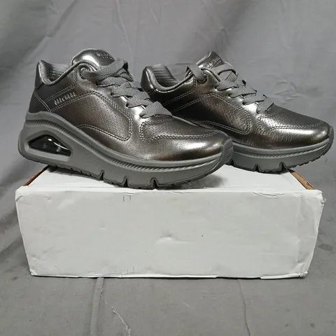 SKECHERS HOTSHOT TRAINERS IN PEWTER SIZE 5