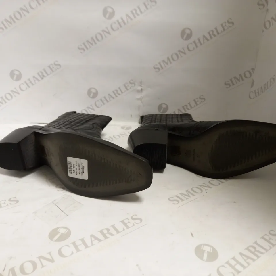 URBAN OUTFITTERS SIZE 38 BLACK CROC  PRINT BOOTS 