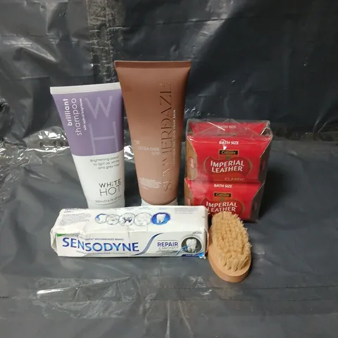 APPROXIMATEY 15 ASSORTED HEALTH AND BEAUTY PRODUCTS TO INCLUDE SENSODYNE TOOTHPASTE, IMPERIAL LEATHER SOAP AND A BEARD BRUSH