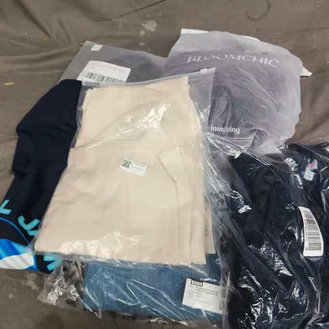APPROXIMATELY 25 ASSORTED CLOTHING ITEMS IN VARIOUS SIZES, STYLES & COLOURS TO INCLUDE BRANDS SUCH AS D&CO, BLOOMCHIC, TOPSHOP, ETC - COLLECTION ONLY