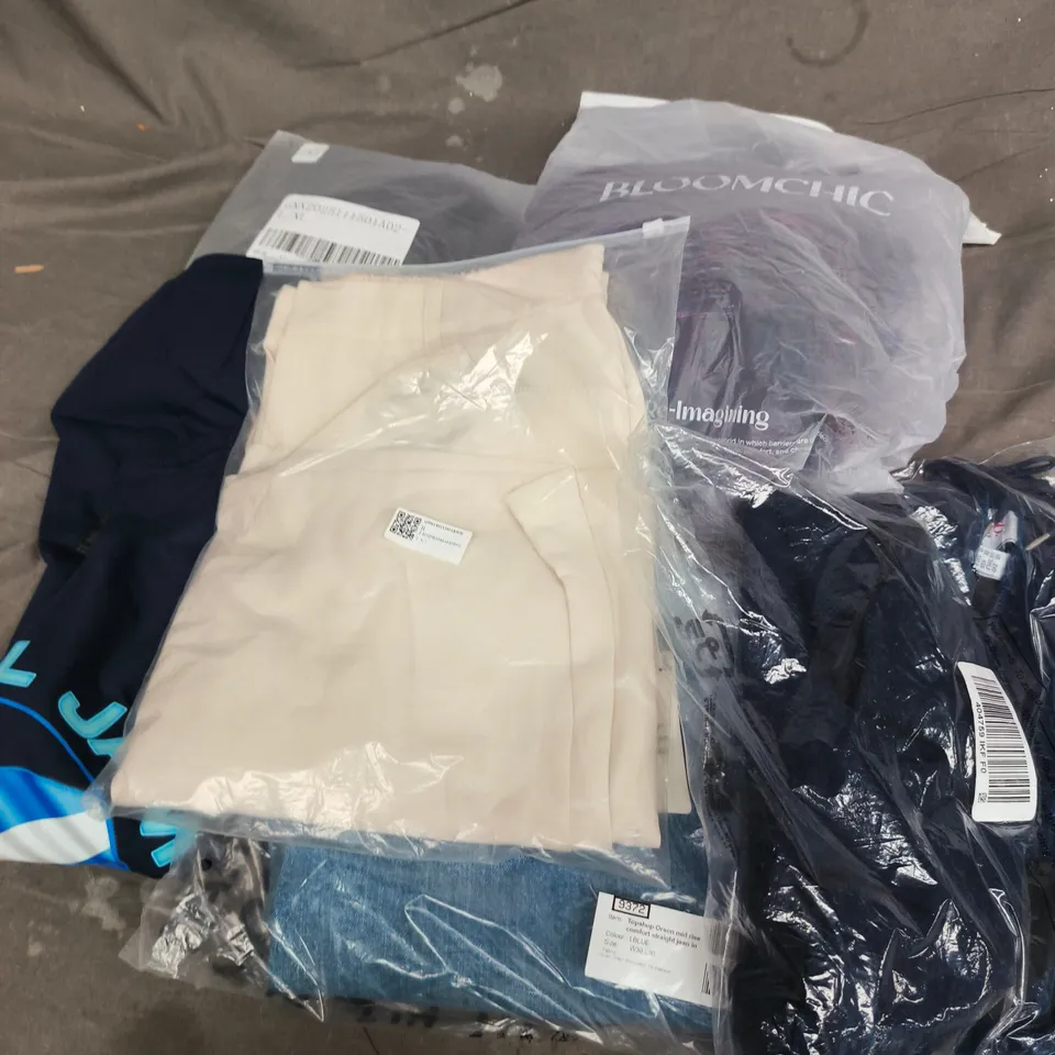APPROXIMATELY 25 ASSORTED CLOTHING ITEMS IN VARIOUS SIZES, STYLES & COLOURS TO INCLUDE BRANDS SUCH AS D&CO, BLOOMCHIC, TOPSHOP, ETC - COLLECTION ONLY