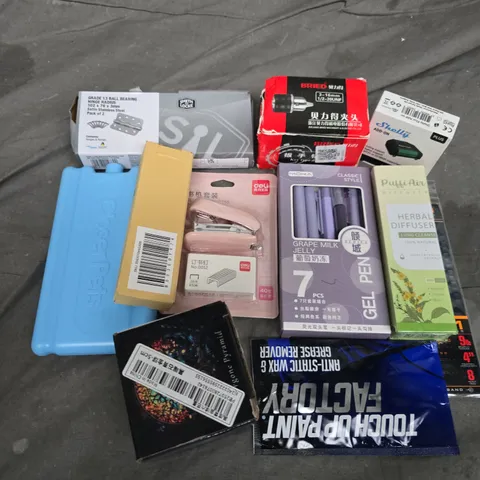 APPROXIMATELY 20 ASSORTED HOUSEHOLD ITEMS TO INCLUDE STAPLER SET, SMITH AND LOCKE GRADE 13 BALL BEARING HINGES, GEL PENS, ETC