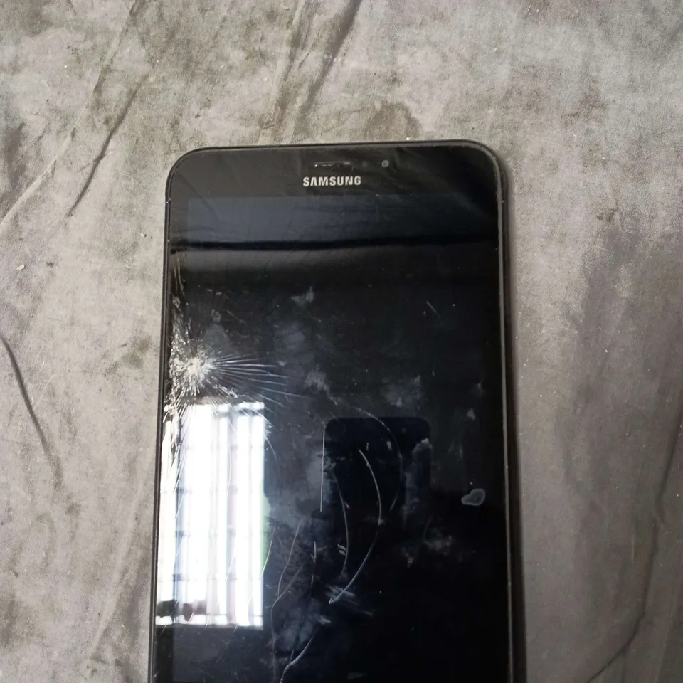SAMSUNG TABLET PC SM-T395, 16GB, BLACK – CRACKED SCREEN