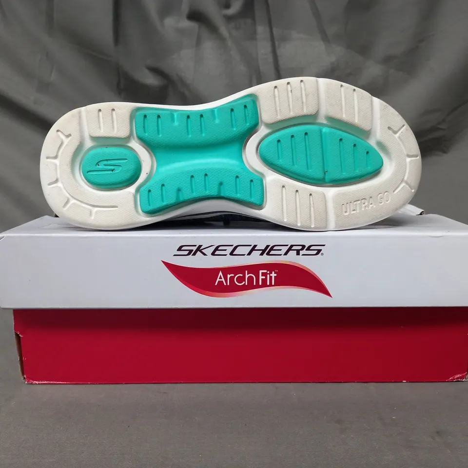 BOXED PAIR OF SKECHERS GO WALK GLEE TRAINERS IN TURQUOISE SIZE 4