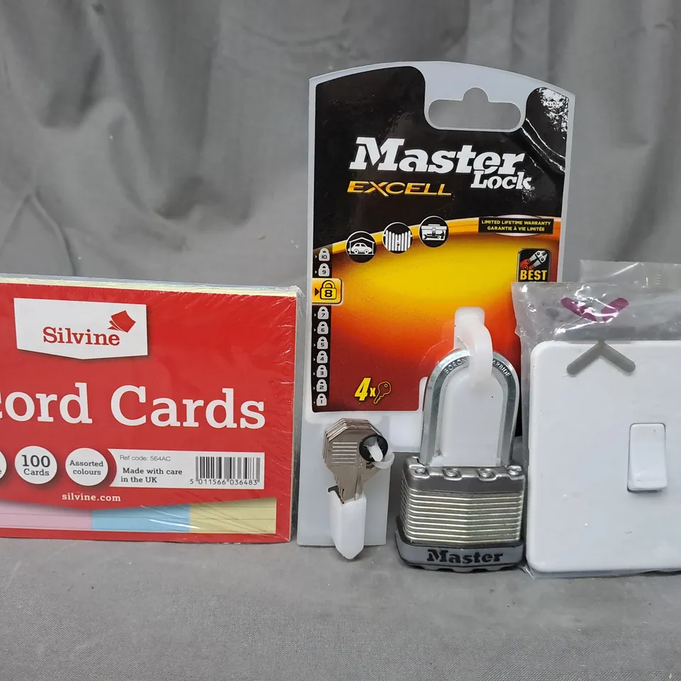 APPROXIMATELY 10 ASSORTED HOUSEHOLD ITEMS TO INCLUDE MASTER LOCK PADLOCK, SILVINE RECORD CARDS, LIGHT SWITCH, ETC