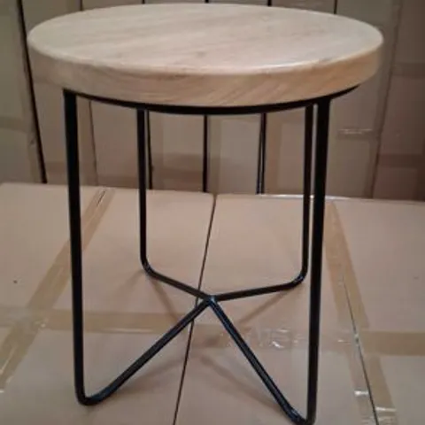 BRAND NEW HOMESDIRECT365 MODERN STOOL
