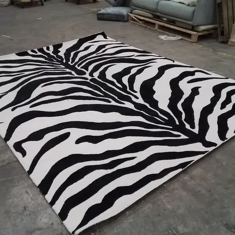 QUALITY DESIGNER AREA RUG - APPROXIMATELY 305X240CM