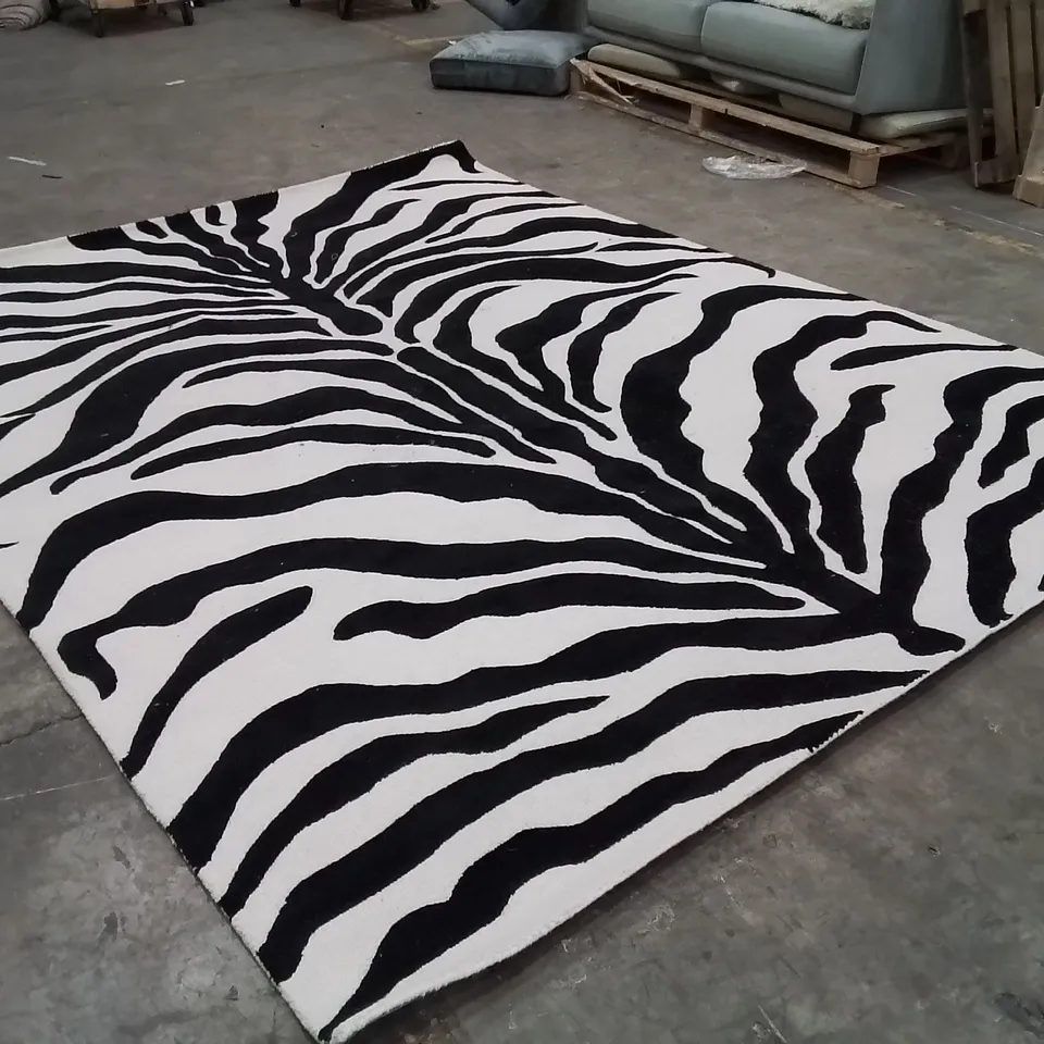 QUALITY DESIGNER AREA RUG - APPROXIMATELY 305X240CM