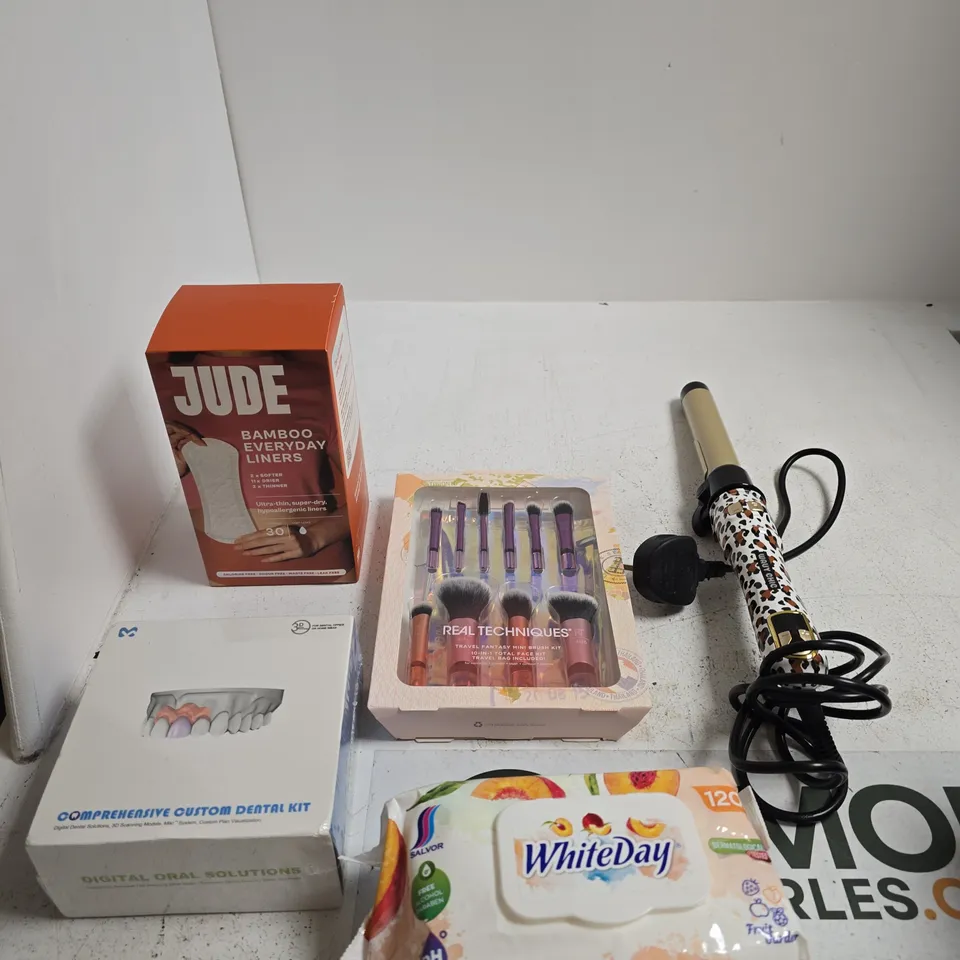 TOTE OF APPROXIMATELY 10 ASSORTED PRODUCTS INCLUDING A WAVY CHIC HAIR CURLER, WHITE DAY WET WIPES AND REAL TECHNIQUES TRAVEL FANTASY MINI BRUSH KIT