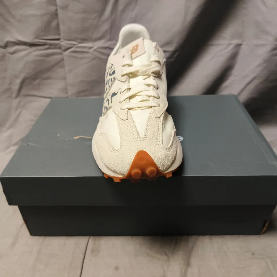 BOXED PAIR OF NEW BALANCE 327 TRAINERS IN CREAM SIZE UK 6