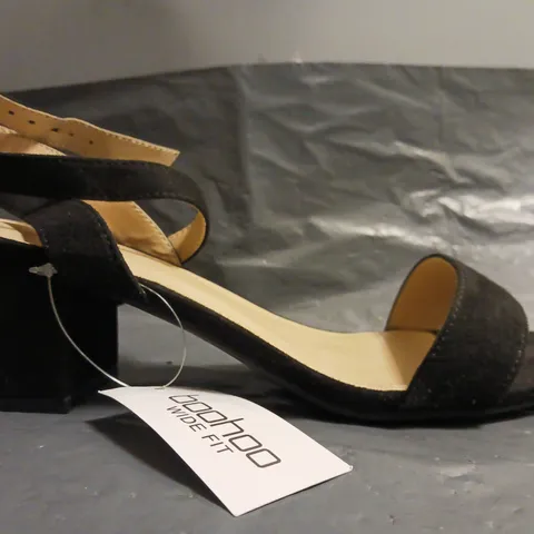 BOXED PAIR OF BOOHOO OPEN TOE BLOCK HEEL SANDALS IN BLACK SIZE 6