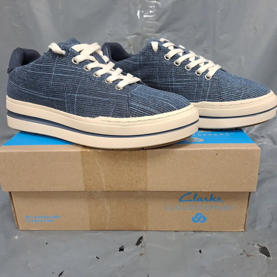 BOXED PAIR OF CLARKS CLOUDSTEPPERS SHOES IN NAVY SIZE UK 4
