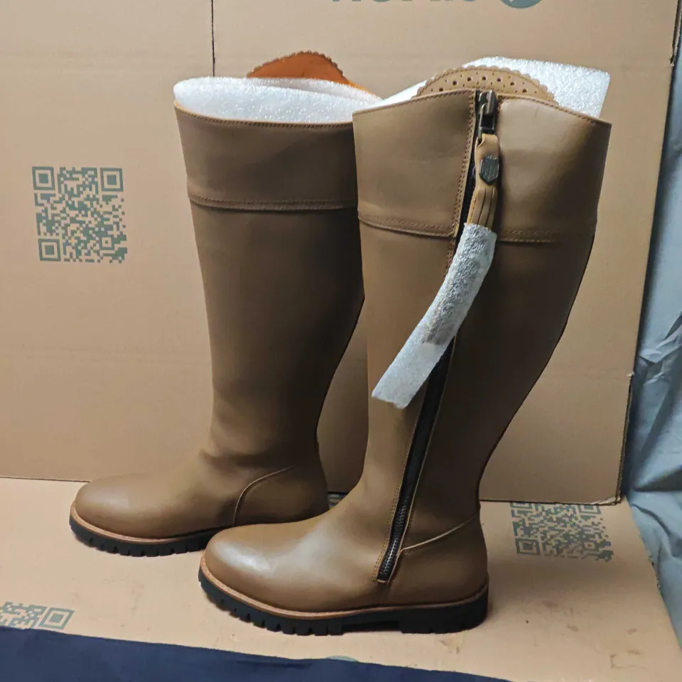 BOXED FAIRFAX & FAVOR LADIES' SPORTING FIT EXPLORER BOOTS – OAK LEATHER, UK 7 (EUR 40)