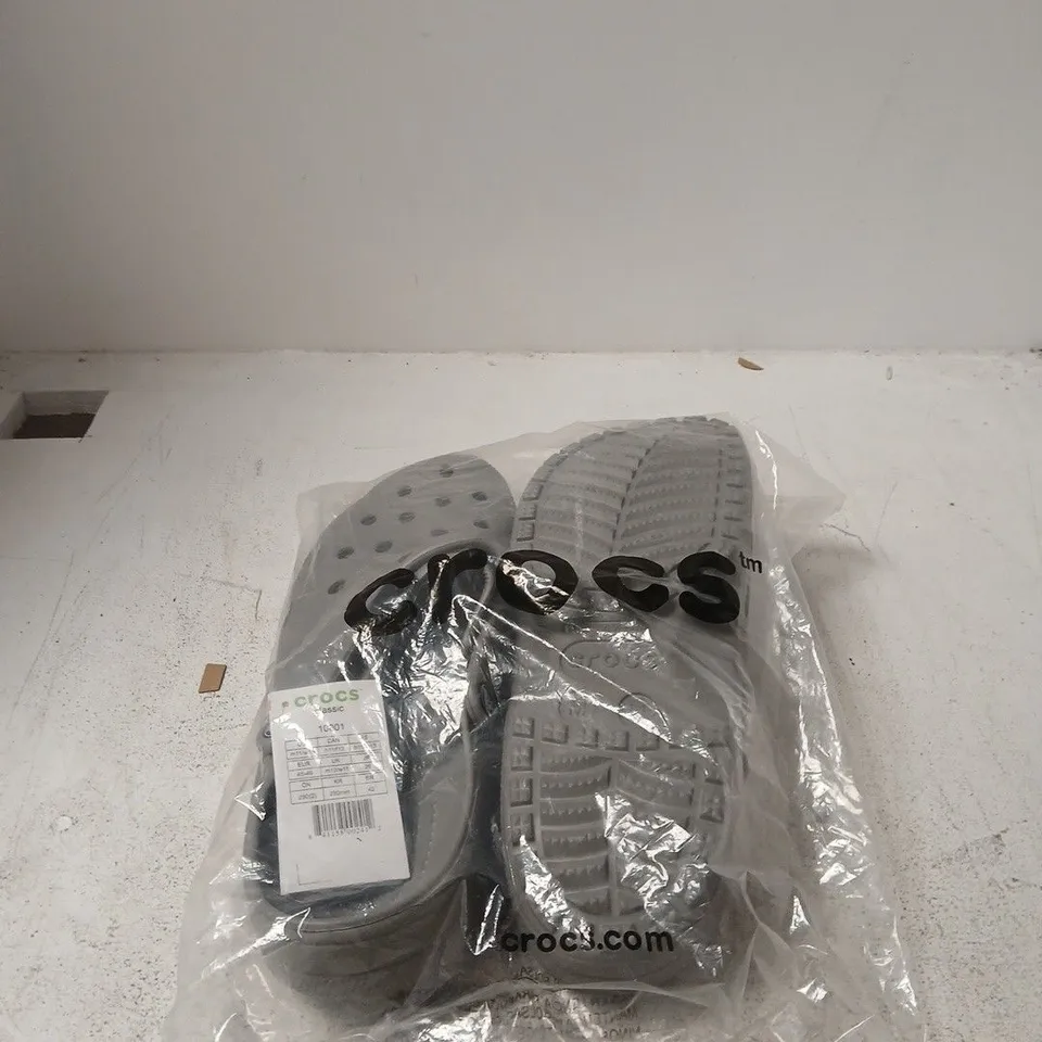 CROCS CLASSIC SANDALS – GREY, UK 10 (MEN)/11 (WOMEN)
