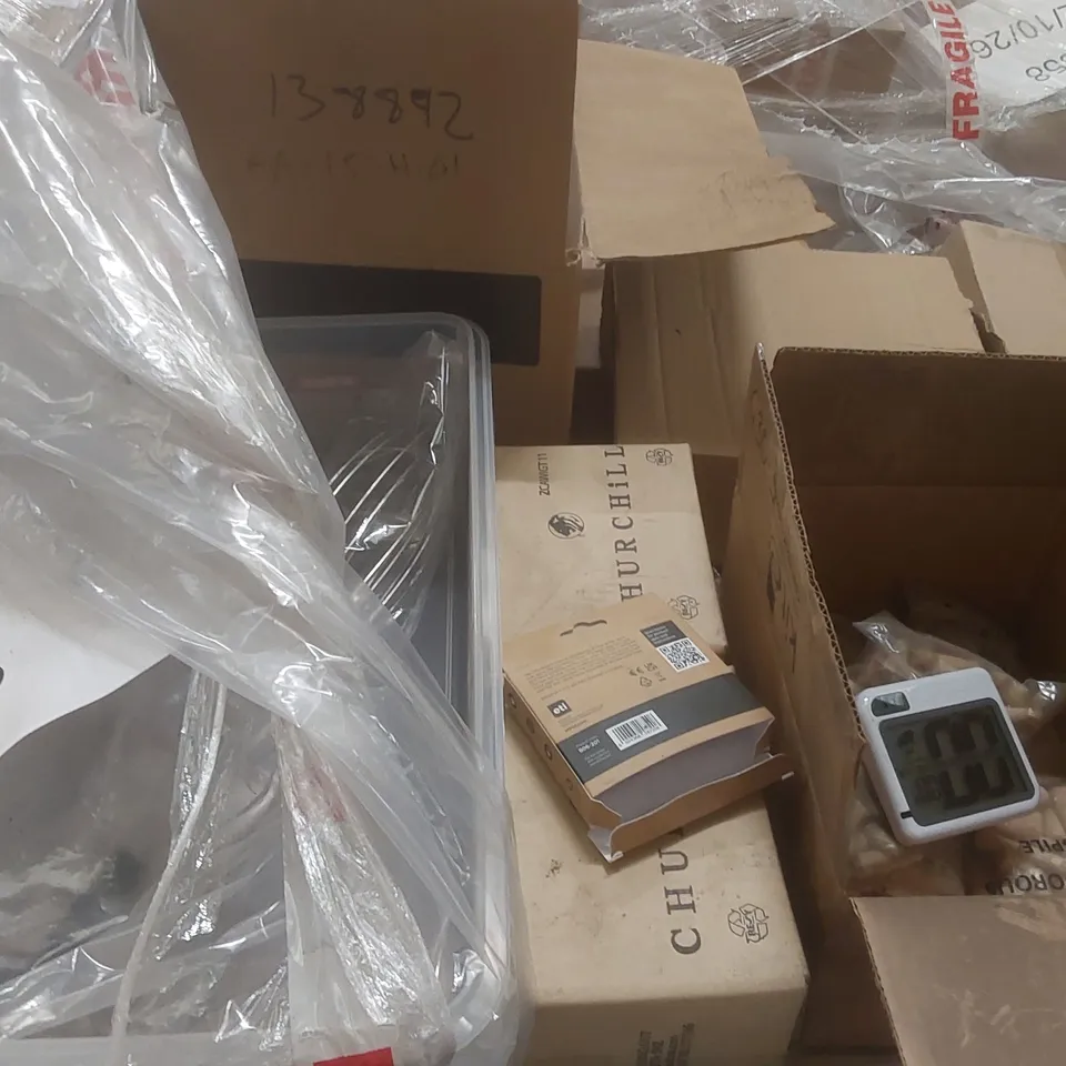 PALLET CONTAINING A VERY LARGE QUANTITY OF ASSORTED CATERING PRODUCTS INCLUDING: MANUAL SALAD SPINNERS, TEAPOTS, BEVERAGE DECANTER, ASSORTED DINNERWARE, JUGS ECT