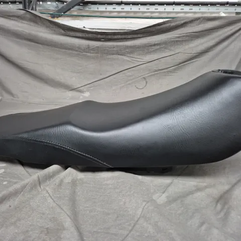 YAMAHA MOTORCYCLE SEAT β BLACK LEATHER, USED - AW235004