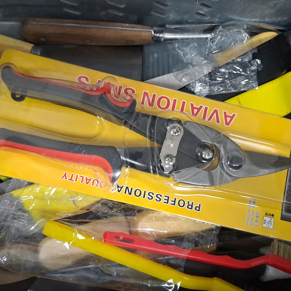 APPROXIMATELY 15 ASSORTED HOUSEHOLD ITEMS TO INCLUDE AVIATION SNIPS, CIRCULAR SAW BLADE, ETC