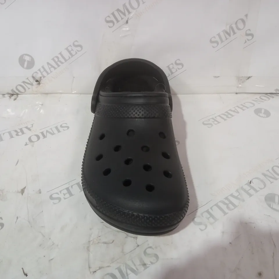 PAIR OF CROCS CLASSIC LINED CLOGS IN BLACK UK SIZE M7/W8