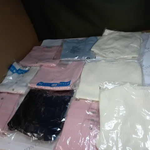 LOT OF APPROX 10 ASSORTED CLOTHING ITEMS IN VARIOUS SIZES