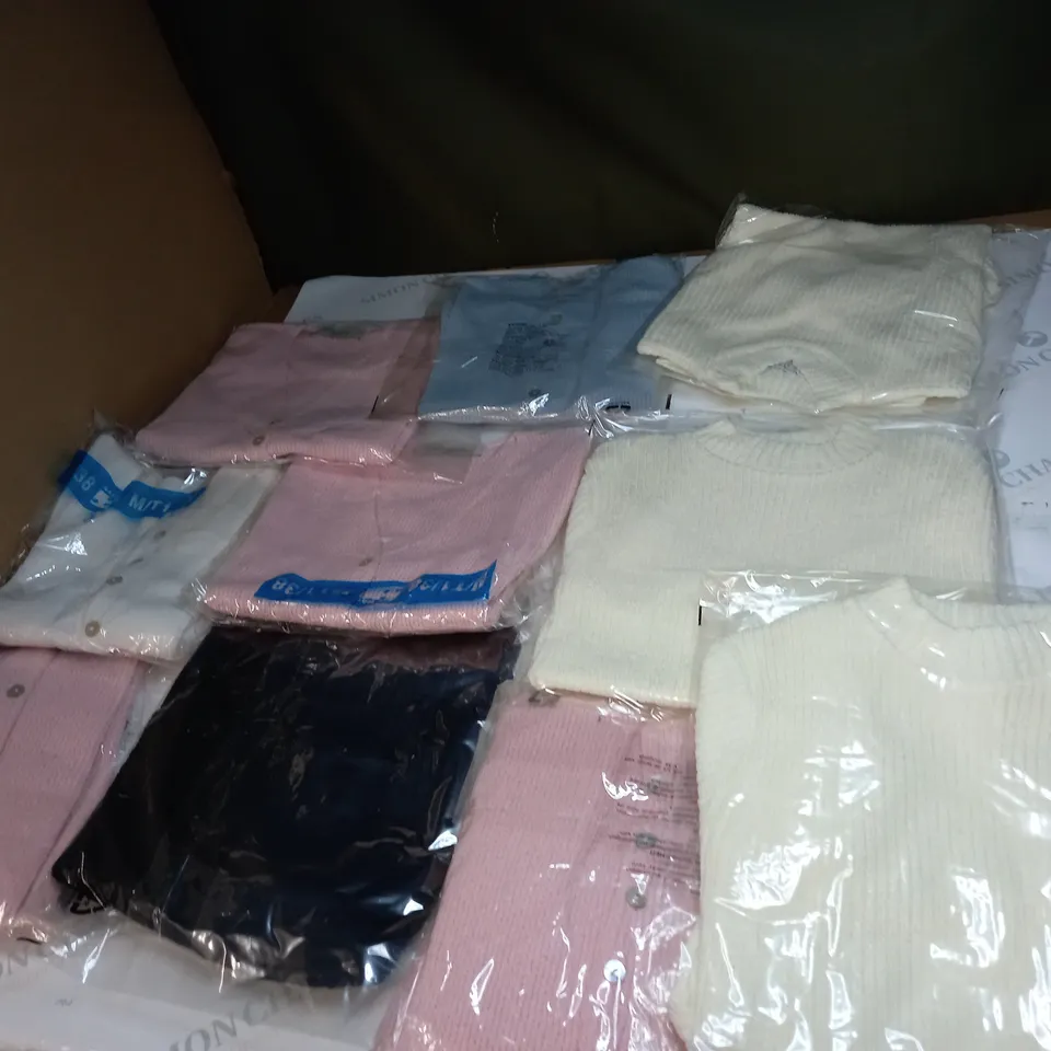 LOT OF APPROX 10 ASSORTED CLOTHING ITEMS IN VARIOUS SIZES