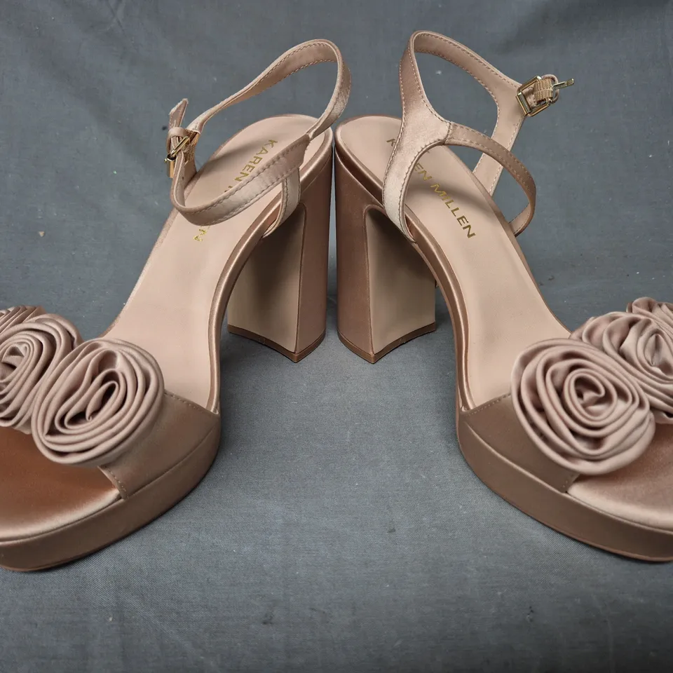 BOXED PAIR OF KAREN MILLEN OPEN TOE BLOCK HEEL SANDALS IN GOLD W. FLORAL DETAIL SIZE 6