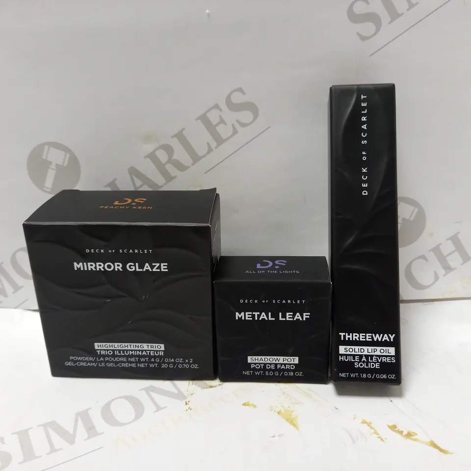 LOT OF 3 ASSORTED DECK OF SCARLET PRODUCTS TO INCLUDE MIRROR GLAZE HIGHLIGHTING TRIO - PEACHY KEEN, METAL LEAF SHADOW POT - ALL OF THE LIGHTS, THREEWAY SOLID LIP OIL - BUFF ROSE