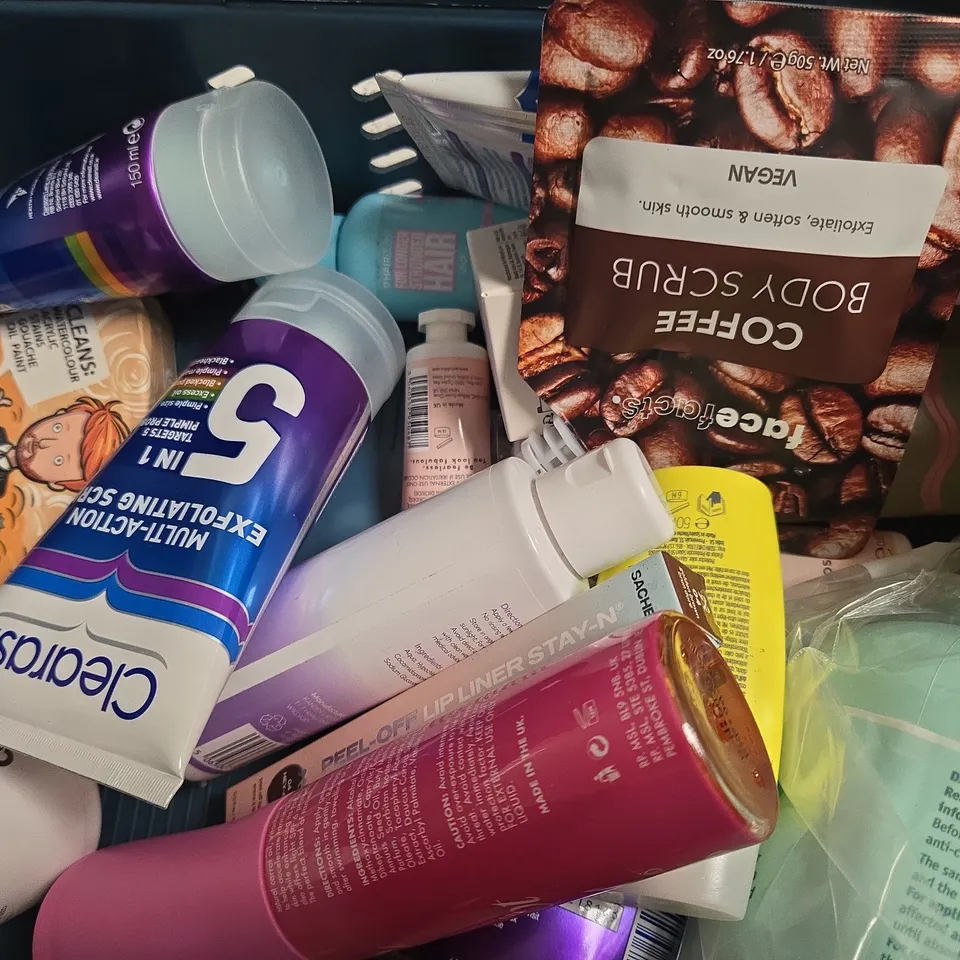 APPROX 12 ASSORTED BEAUTY PRODUCTS TO INCLUDE 2BTANNED CARROT OIL SPRAY, CHILDS FARM MOISTURISER, PEACHES&CREAM EYELASHES, ETC