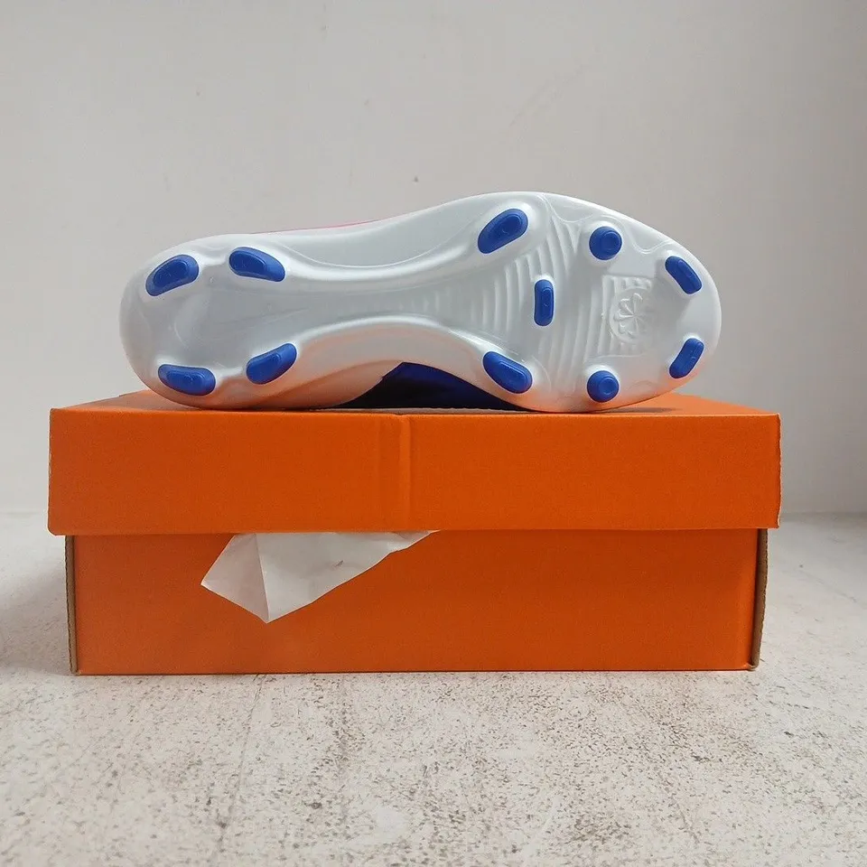 BOXED PAIR OF NIKE KID'S PHANTOM 6 LOW CLUB FOOTBALL BOOTS IN BLUE/WHITE/PINK SIZE UK 2.5
