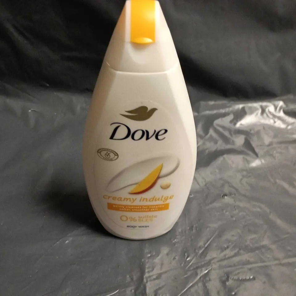 APPROXIMATELY 25 ASSORTED COSMETICS ITEMS TO INCLUDE SHAMPOO, BABY BODY WASH AND DOVE BODY WASH