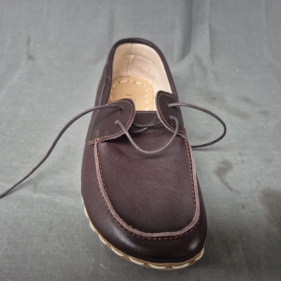 BOXED PAIR OF NEFES SHOES IN DARK BROWN SIZE M9