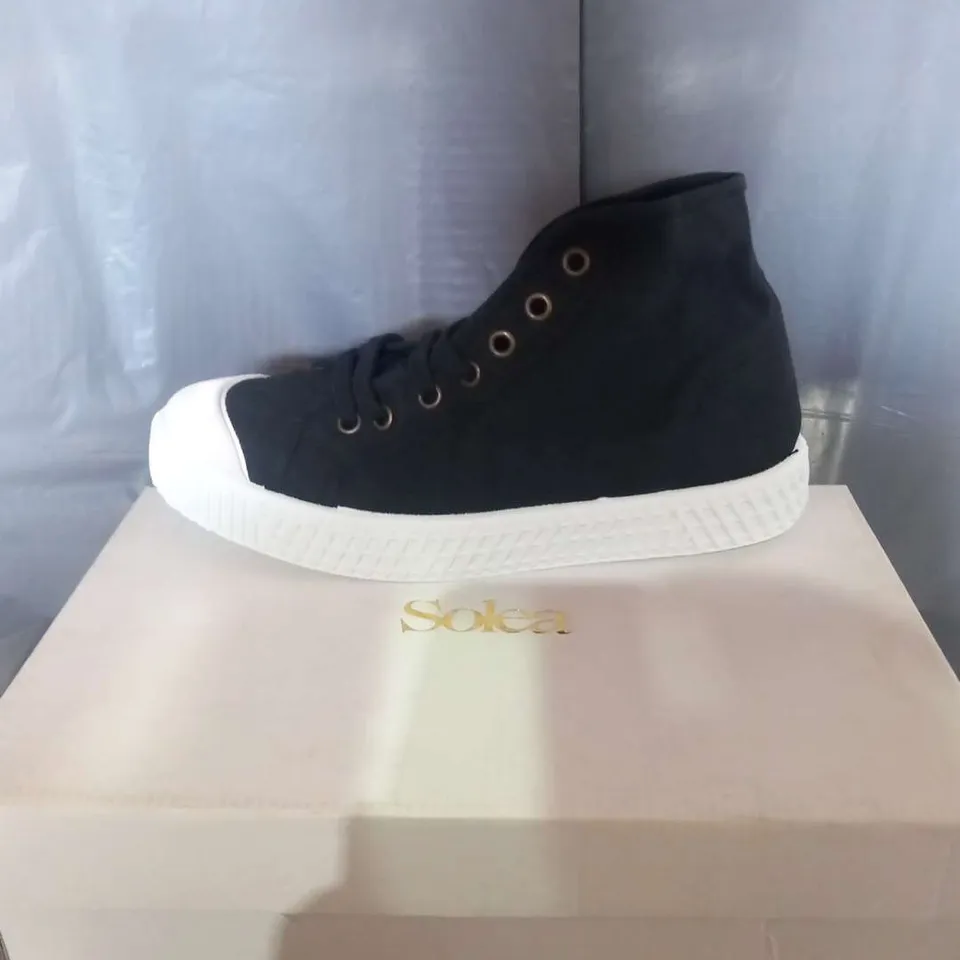 BOXED SOLEA BUMPY BLACK CANVAS SNEAKERS SIZE 4