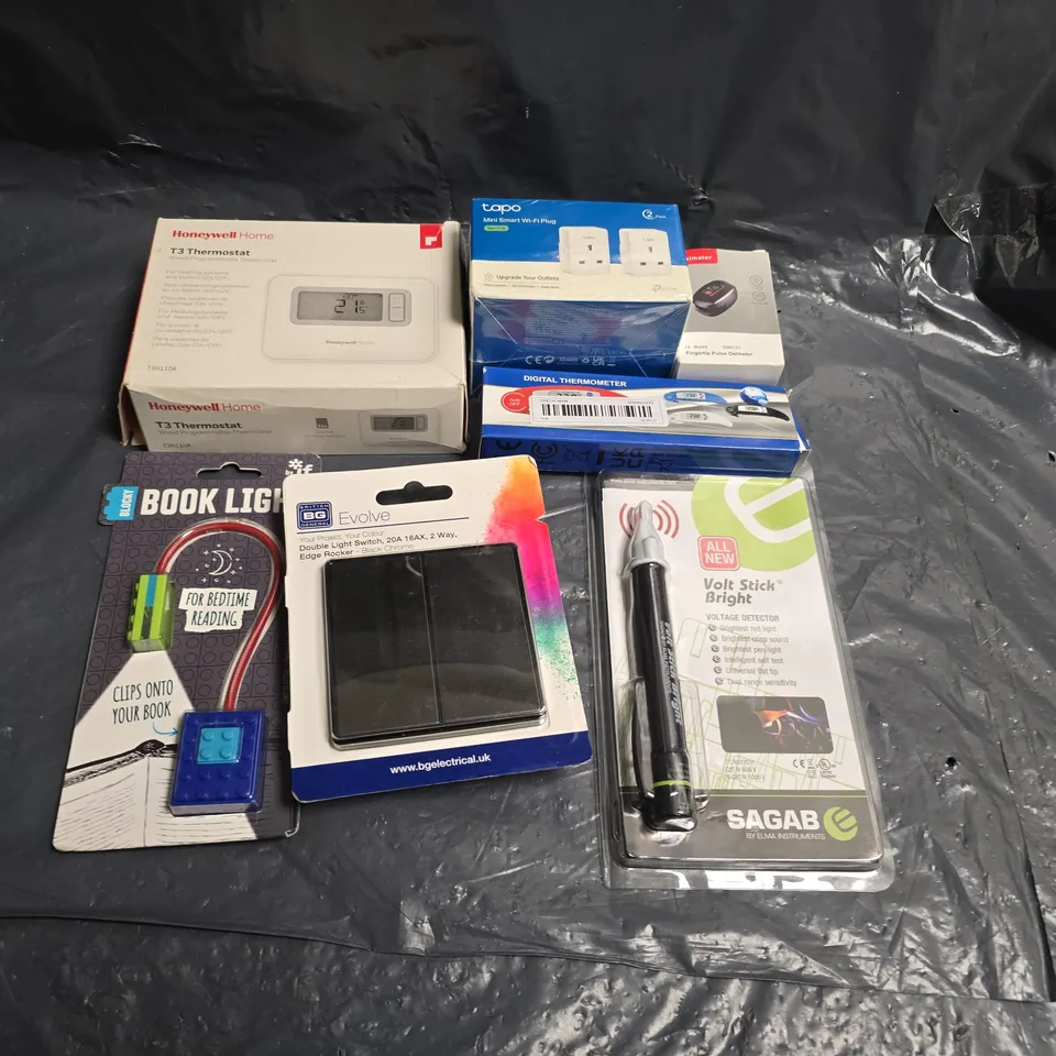 LARGE QUANTITY OF ASSORTED ELECTRICAL PRODUCTS AND ACCESSORIES TO INCLUDE; HONEYWELL HOME T3 THERMOSTAT & BG WIRING ACCESSORIES LOT (VOLT STICK, BOOK LIGHT & MORE)