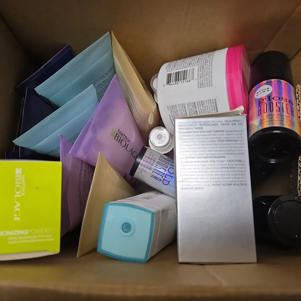 APPROXIMATELY 20 ASSORTED HEALTH & BEAUTY PRODUCTS TO INCLUDE MATRIX GLOSS BOOSTER, BIOLAGE VOLUMEBLOOM SHAMPOO, BIOLAGE FIBERSTRAING INFRA-CYLANE, ETC - COLLECTION ONLY